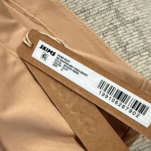 SKIMS Hip Shaping Mid Thigh Short